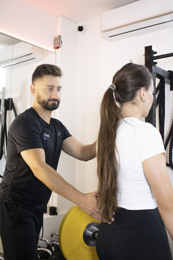Fizjoterapeuta koryguje ćwiczenie pacjentki